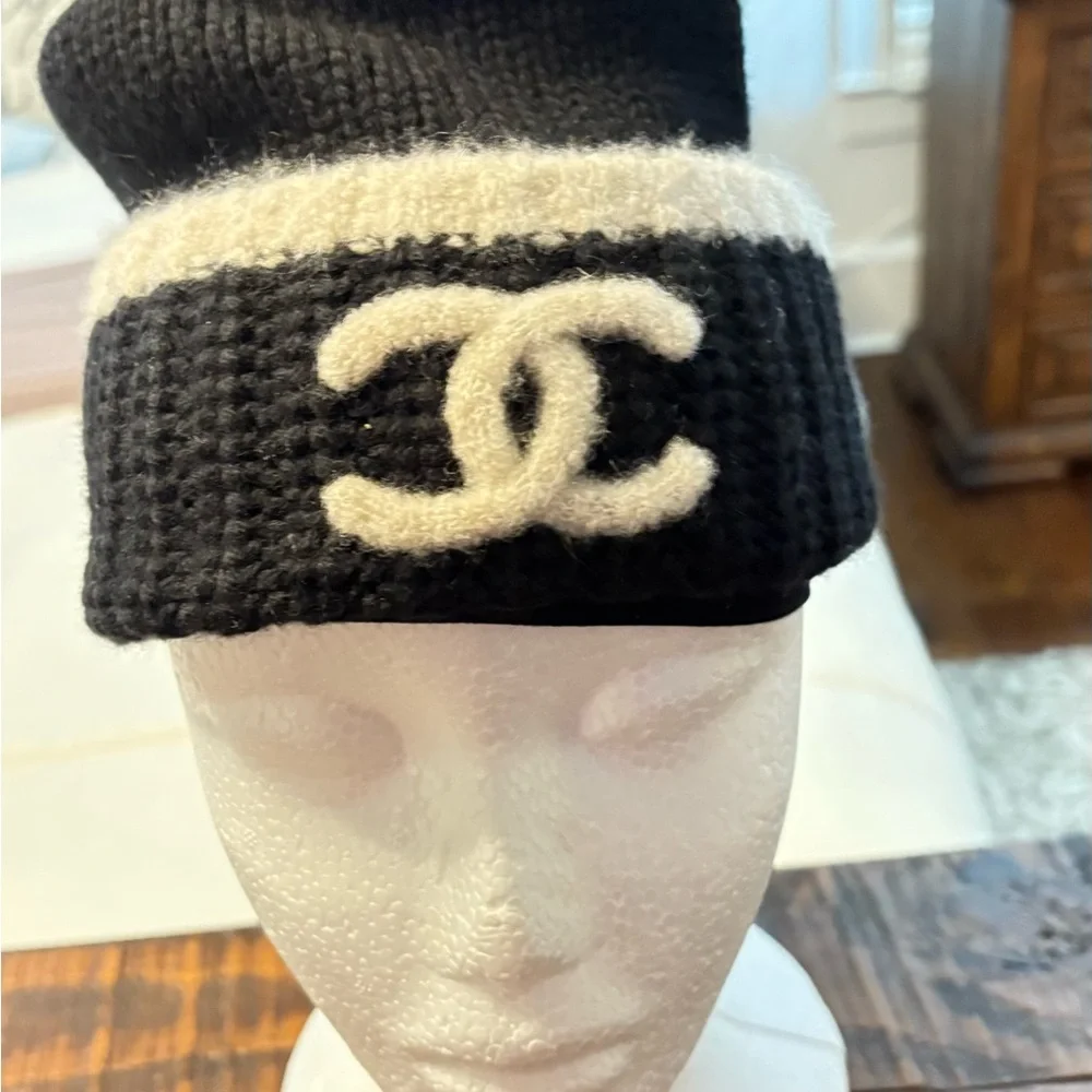 CHANEL | Accessories | Chanel Black And Cream Wool Beanie  display picture 3